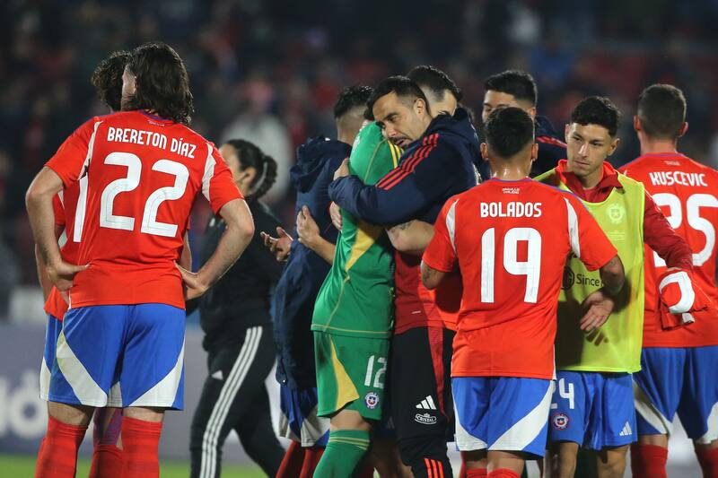Claudio Bravo felicitó a Gabriel Arias tras el término del partido.
