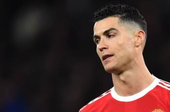 La furia de Cristiano Ronaldo: termina con dos cortes y reacciona agresivamente contra un hincha del Everton en la Premier League