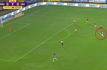 ¡Directo al ángulo! Fernando Cornejo y un golazo de media distancia en Liga de Quito