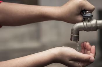 Aguas Andinas lo confirma: Sectores de tres comunas de la RM tendrán corte de agua este martes 6 de enero