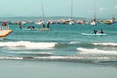 A dos horas de Santiago: Playa inclusiva de Quintero permite volver a nadar a visitantes en sillas de ruedas