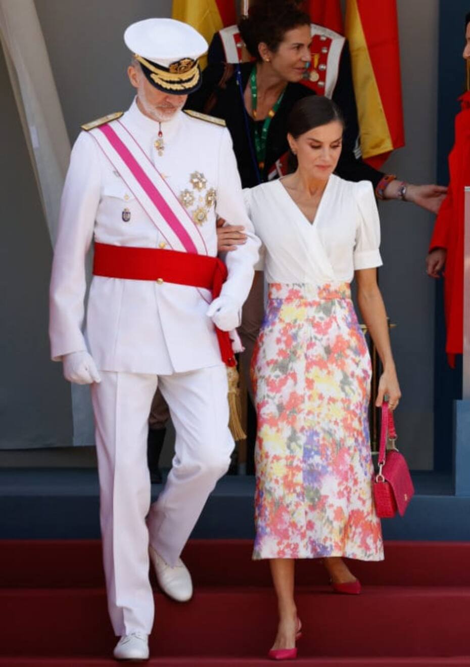 El monarca tuvo un gran gesto para ayudar a que Letizia bajara las escaleras de manera segura.