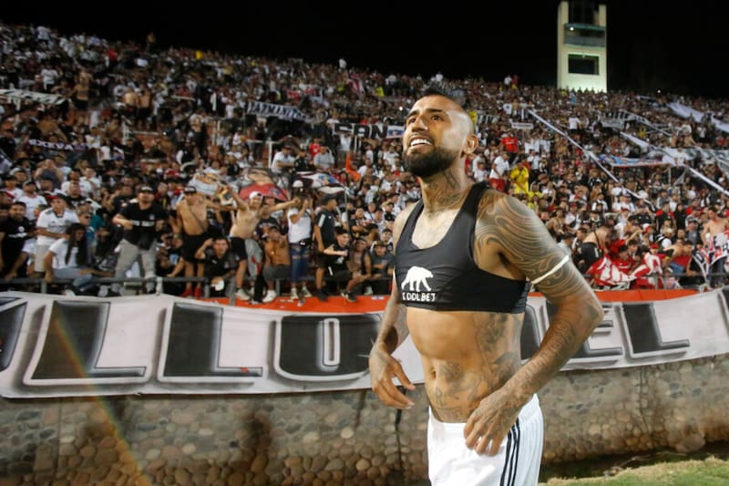 Arturo Vidal saludando a los hinchas en Mendoza (Foto: Photosport)