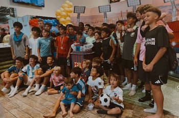 No olvida: Domingo Falcón asiste al cumpleaños del hijo de Messi con la camiseta de Colo Colo