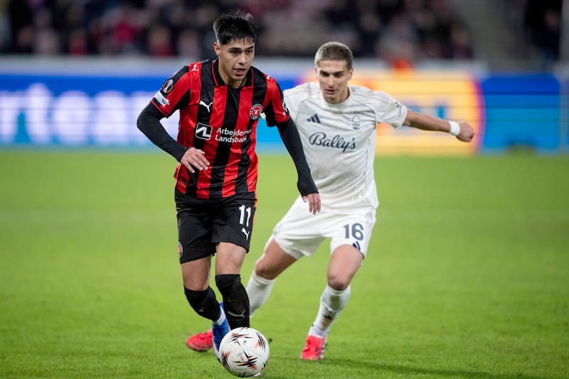 El Chileno jugó hasta los 103' en la derrota del FC Midtjylland ante el Nottingham Forest en la Europa League. Foto: Agencia EFE.
