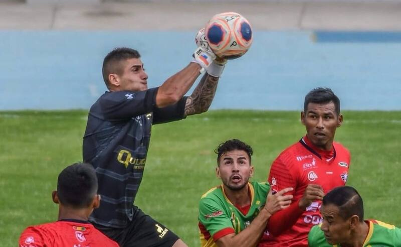 Claudio Santis, portero nacional, en acción.