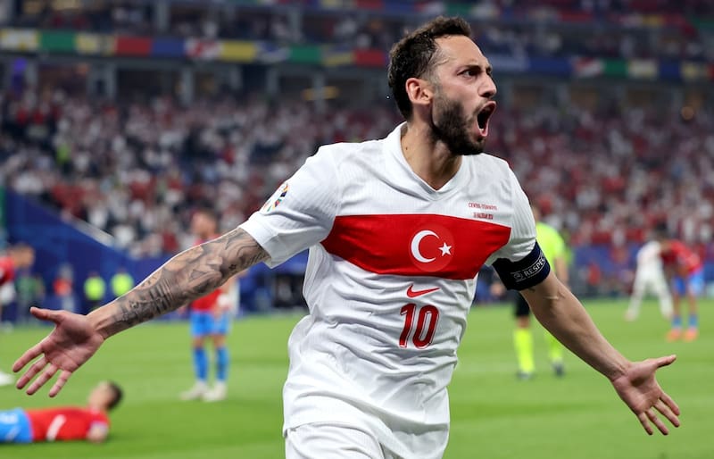 Hakan Calhanoglu es figura de Turquía. EFE