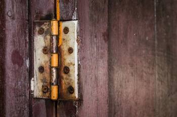 Con este sencillo truco puedes quitar la grasa acumulada en las bisagras de las puertas