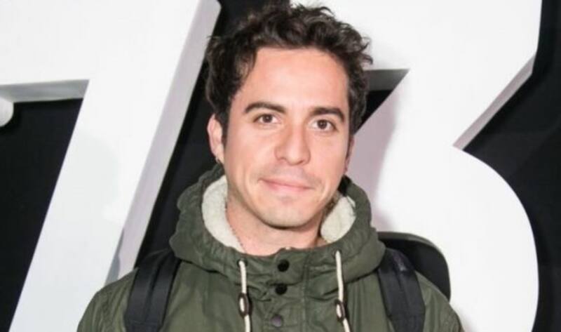 es un reconocido actor chileno que ha participado en varias teleseries.