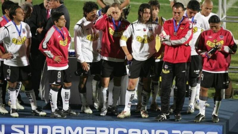 Jugadores de Colo Colo recibiendo la medalla de subcampeón.