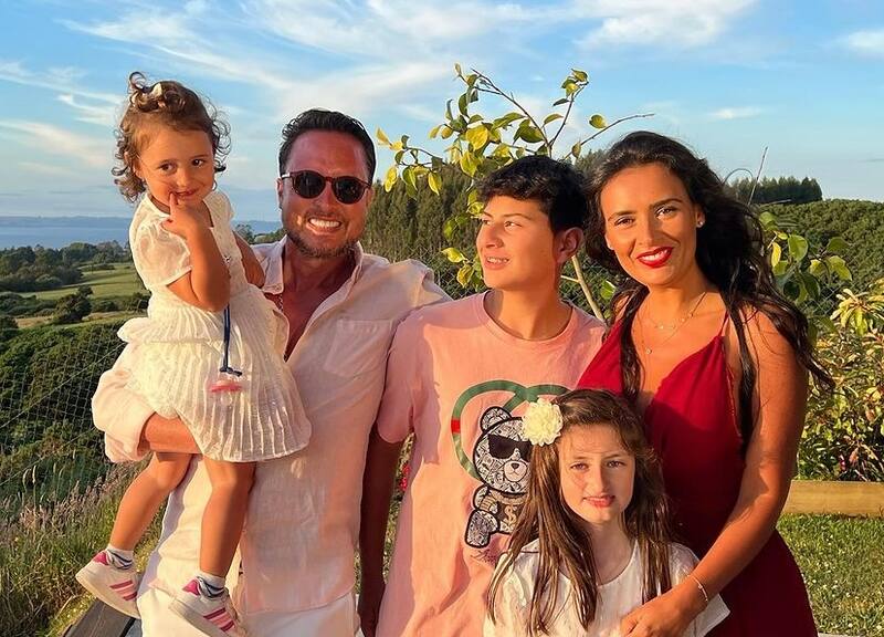 Rodrigo Wainraihgt y Dominique Gallego junto a sus hijos.