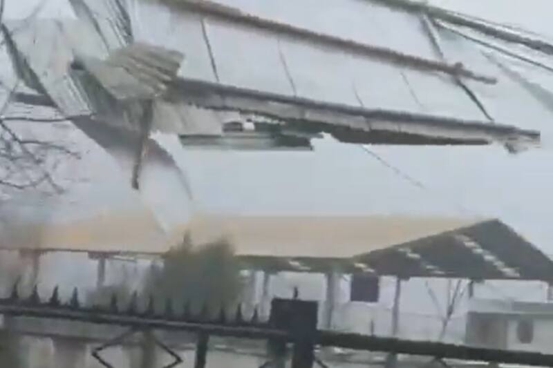 Las ráfagas de viento han arrasado con varias techumbres, ventanales, e incluso carteles publicitarios del sector.