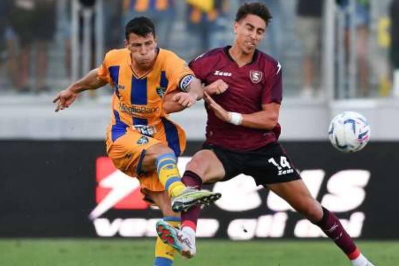 Diego Valencia intenta recuperar un balón en el amistoso ante el Frosinone.