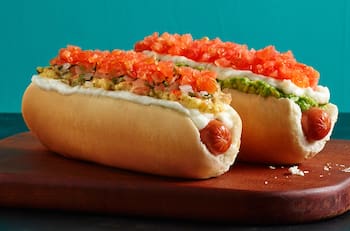 Dominó lanza imperdible promoción: come todos los completos que quieras por solo $10.990 en este local de la RM