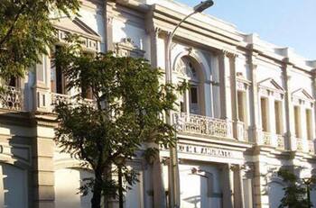 Denuncian violencia escolar en Liceo Amunátegui de Santiago: Estudiantes atacaron a otros con armas cortopunzantes