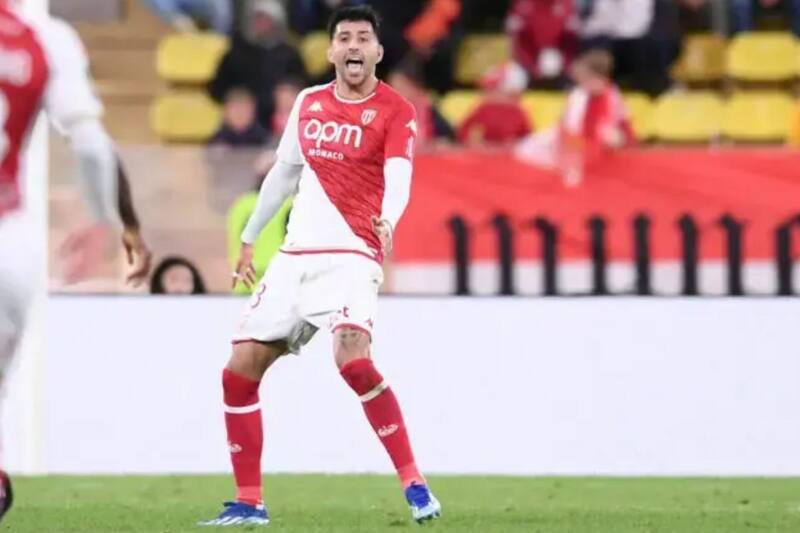 El defensor chileno podría cambiar de equipo en el mercado invernal europeo.