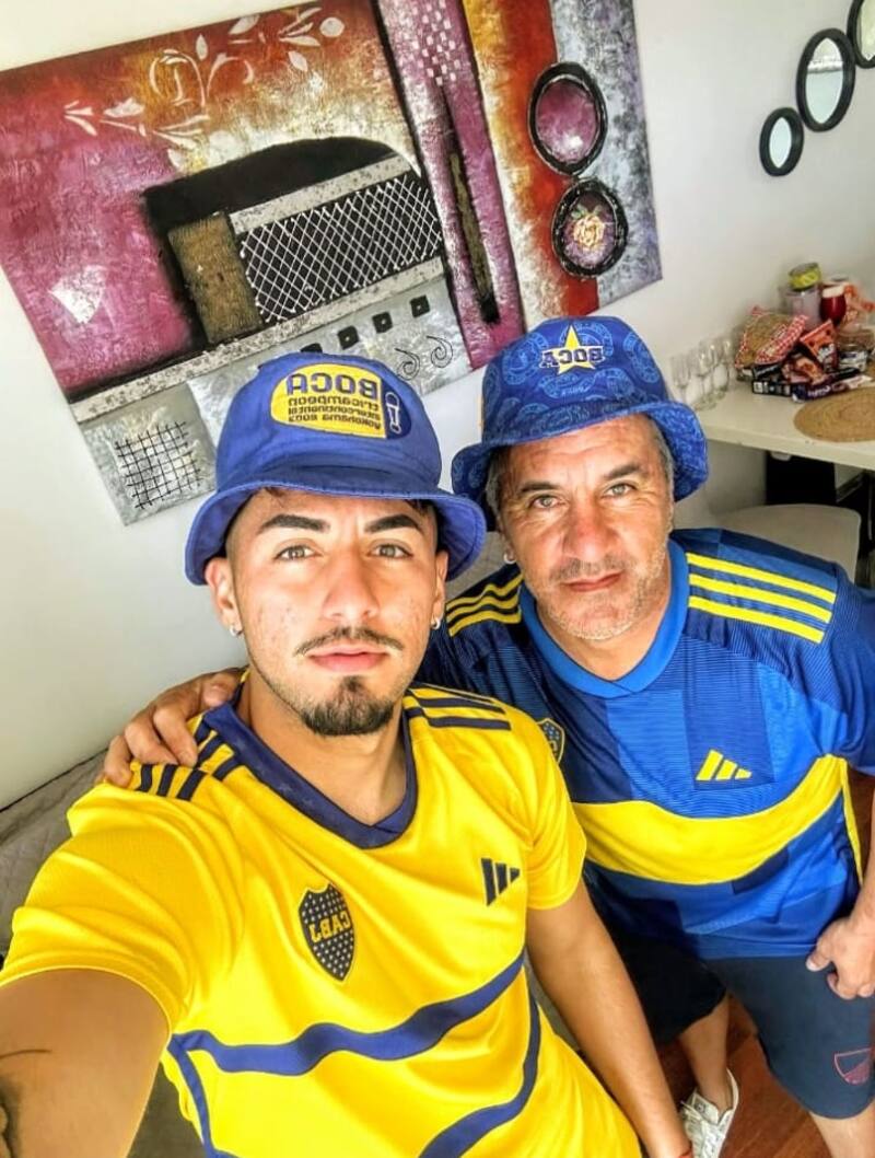 Junto con su hijo con la camiseta de Boca Juniors.