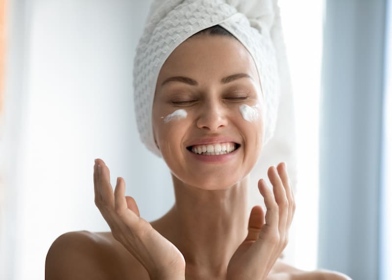 Los productos de belleza y cuidado de la piel son de los más comprados para obsequiar el Día de la Madre. Créditos: Canva.