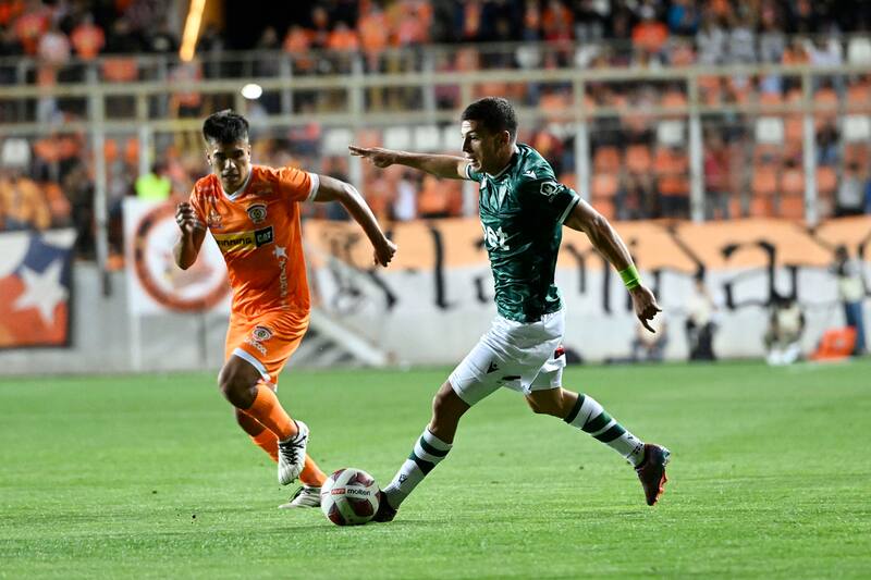 El hijo del histórico defensor de La Roja Moisés Villarroel enfrentando a su equipo formador, Santiago Wanderers, con la camiseta de Cobreloa. Crédito: Agencia Aton.