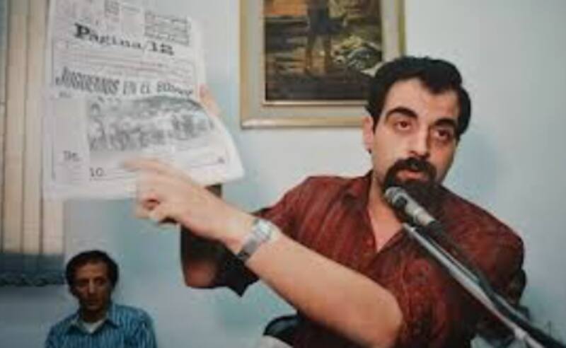 es un periodista e investigador.