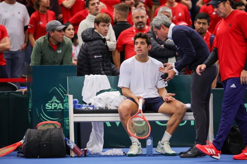 Carlos Ramos, el cuestionado umpire del match Bélgica vs. Chile, mientras hablaba con Cristian Garin. Foto: EFE.