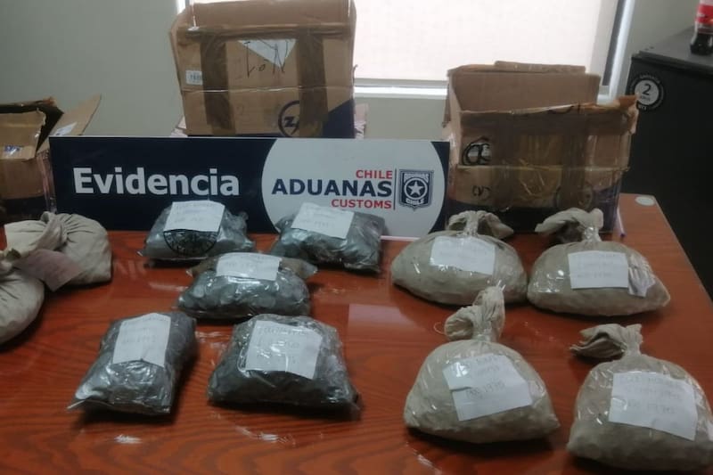 Fiscalizadores incautan cargamento con monedas chilenas y billetes argentinos.
Créditos: Aduanas.