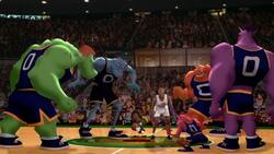 Actuó con Michael Jordan en Space Jam: El gigante de la NBA que quedó parapléjico tras accidente en bicicleta