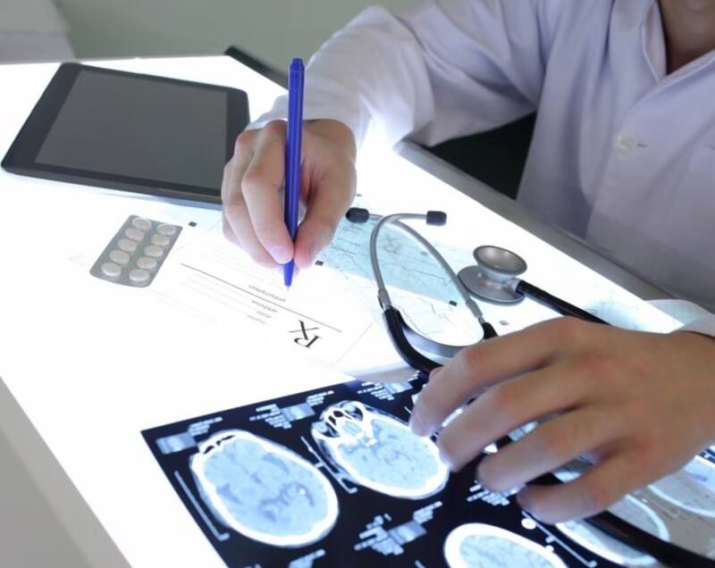 La enfermedad de Parkinson tiene una alta prevalencia en Chile. Revisa los accesos en salud.