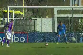 VIDEO | El ex arquero de Colo Colo que anotó un agónico gol en Bolivia