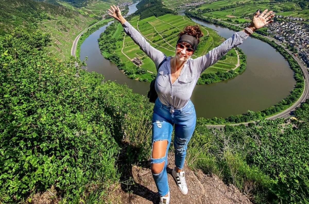 Mujer muere tras caer de un precipicio mientras posaba para una foto