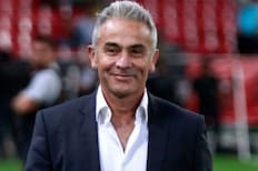 Sorpresa: aseguran que Juvenal Olmos dirigirá en la despedida de los históricos capitanes de la UC