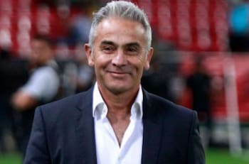 Sorpresa: aseguran que Juvenal Olmos dirigirá en la despedida de los históricos capitanes de la UC