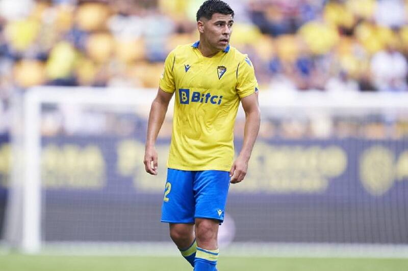 Tomás Alarcón jugando por el Cádiz.