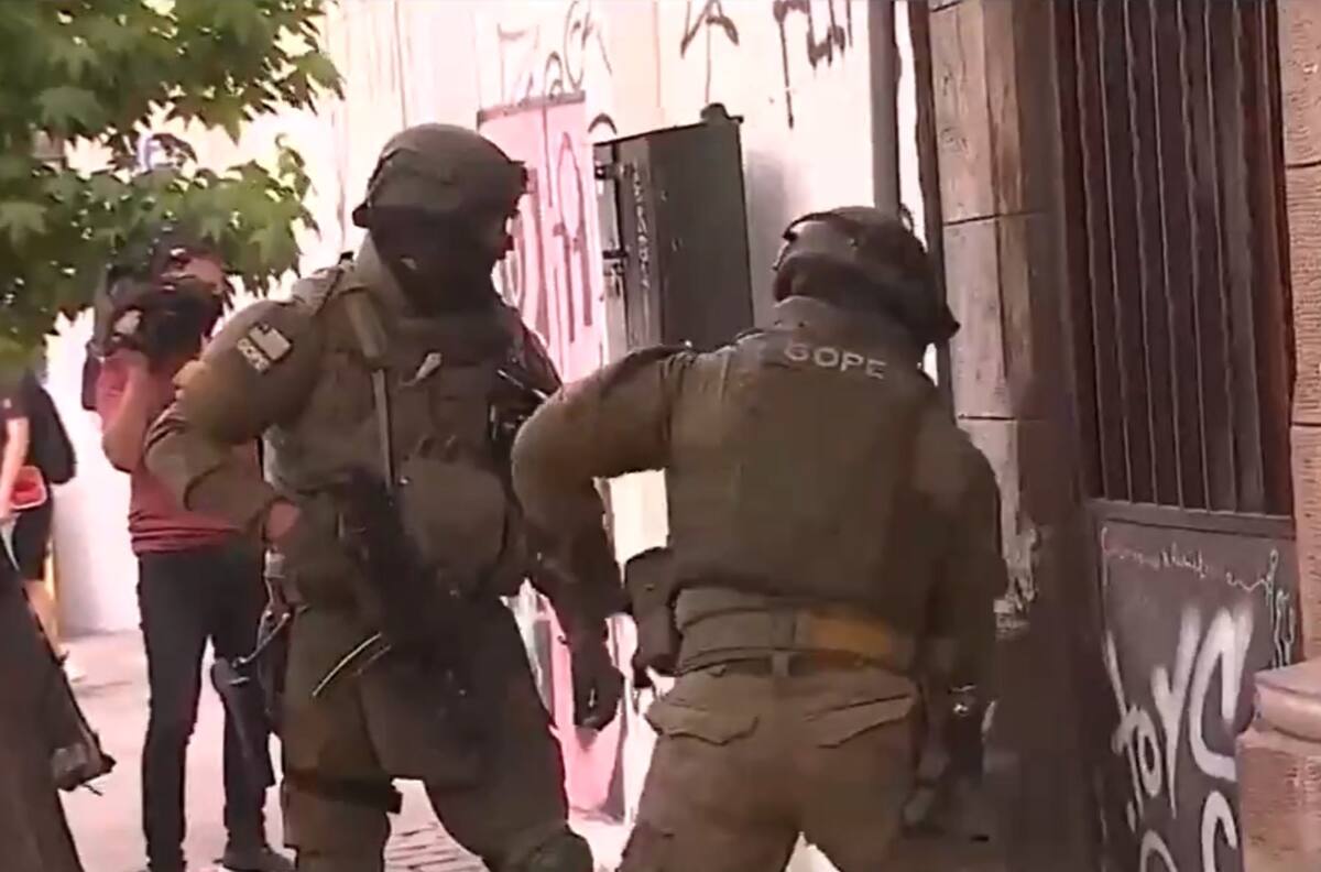 Con metralleta en mano: GOPE de Carabineros realiza allanamiento en la sede del partido Comunes