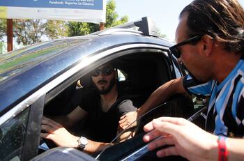 Hinchas de la U se manifiestan en el CDA por salida de Johnny Herrera