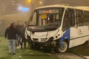 VIDEO | Chofer de microbús chocó con un auto y entró a una cancha de fútbol en Antofagasta