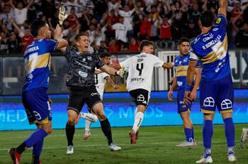 VIDEO | “El contacto de los dos jugadores es mínimo”: así actuó el VAR en el polémico gol de Colo Colo ante Everton