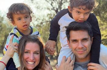 "Así nos entretenemos en casa": La divertida tarde de juegos de Juan Pablo Queraltó y su hijo mayor, Amador