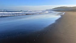 Playa Las Brisas: el rincón tranquilo del Litoral Central ideal para despedir el verano