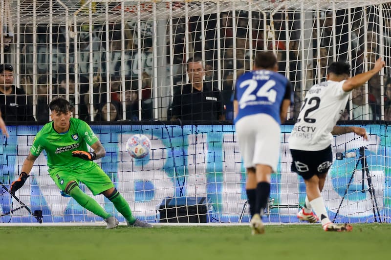 Claudio Aquino convirtió de penal ante Huachipato. Foto: Agencia ATON.