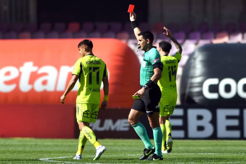El arbitro Mathias Riquelme muestra tarjeta roja al jugador Fabian Hormazabal de Universidad de Chile.