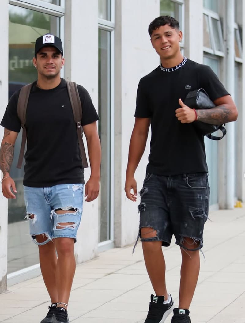 Benjamín Aravena (izquierda) en su llegada a la pretemporada con la U. Foto: Cedida.
