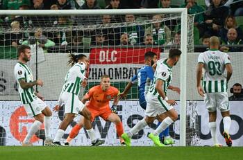 Betis de Manuel Pellegrini y Claudio Bravo sigue con el pie derecho y ganó su segundo partido en Europa League