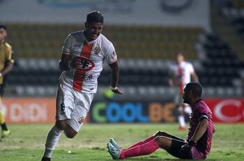 Juan Carlos Gaete y Felipe Fritz se realizaron los chequeos médicos en Colo Colo