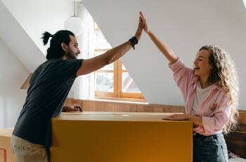 ¿Arrendarás departamento con otra persona? Estos consejos te ayudarán convivir mejor con tu roomie