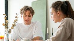 Esto significa pestañear excesivamente rápido durante una conversación, según la psicología