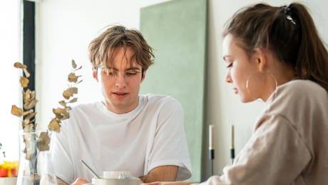 Esto significa pestañear excesivamente rápido durante una conversación, según la psicología