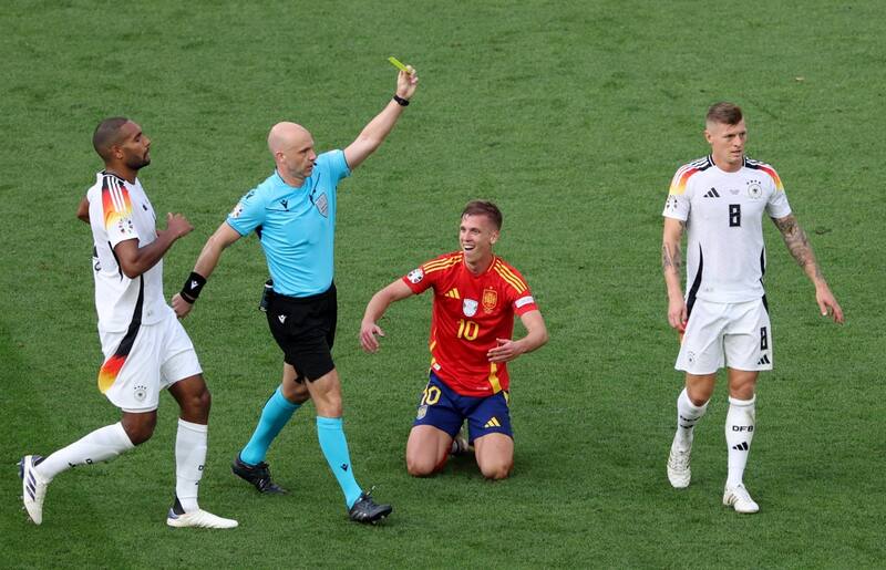 El réferi inglés fue suspendido por la UEFA. EFE.