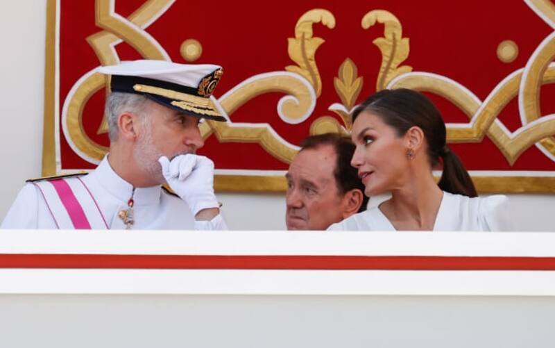 En la conmemoración del Día de las Fuerzas Armadas, los reyes de España se dejaron ver de lo más enamorados con sus intercambios de miradas.