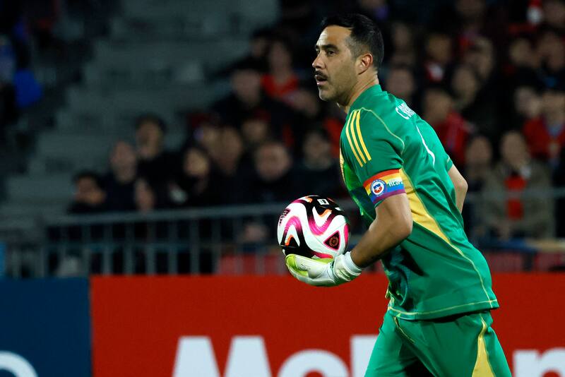 salió sustituido en el entretiempo por precaución tras una molestia en la rodilla izquierda.